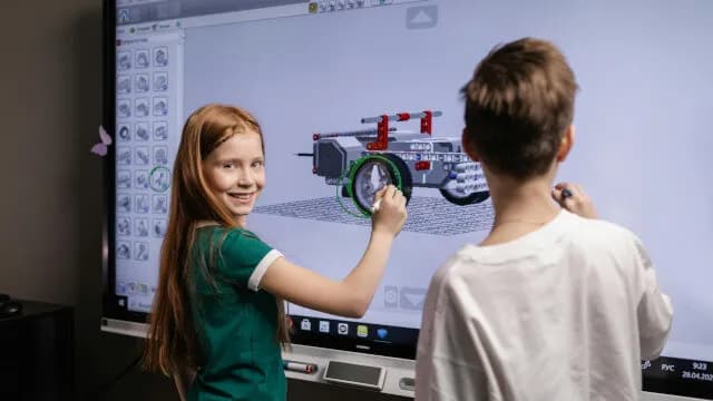 Ekrany dotykowe, a zwiększenie efektywności pracy