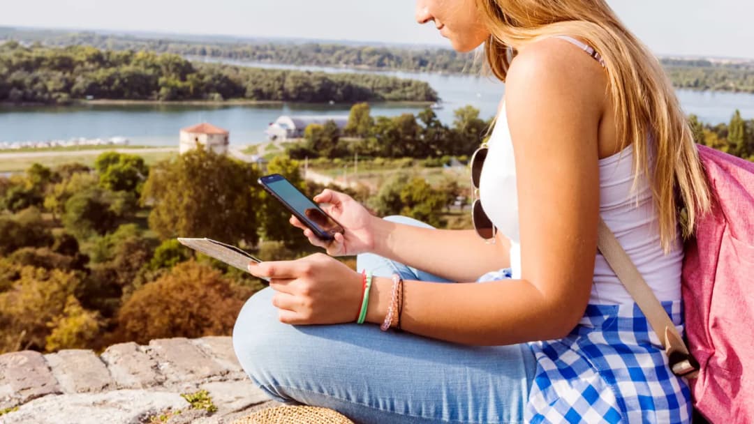 Roaming na iPhone: Uniknij wysokich opłat i włącz internet za granicą